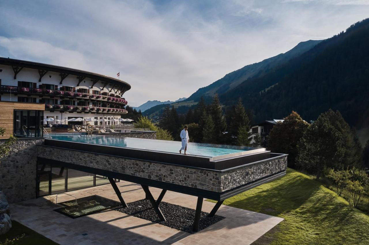 A-Rosa Ifen Hotel Kleinwalsertal Hirschegg  Екстериор снимка The swimming pool at the Hotel Axelmannstein