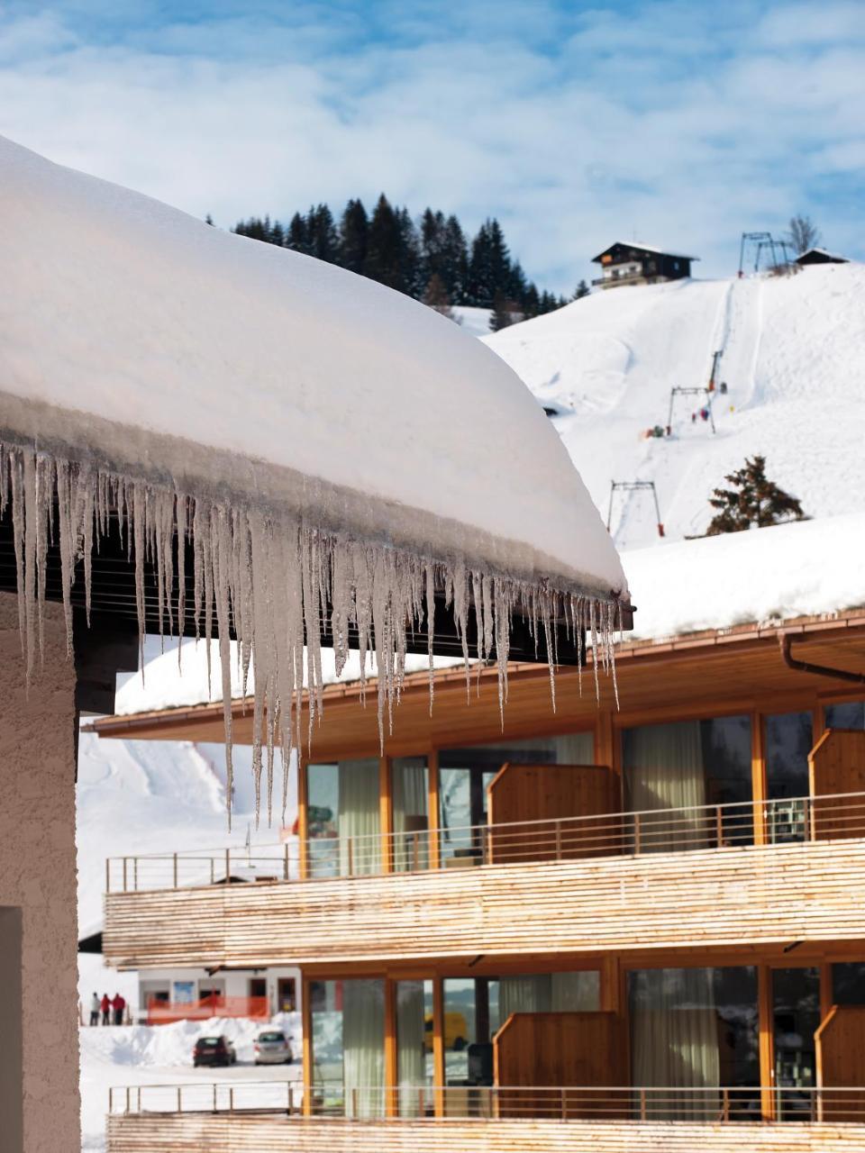 A-Rosa Ifen Hotel Kleinwalsertal Hirschegg  Екстериор снимка Icicles on a building